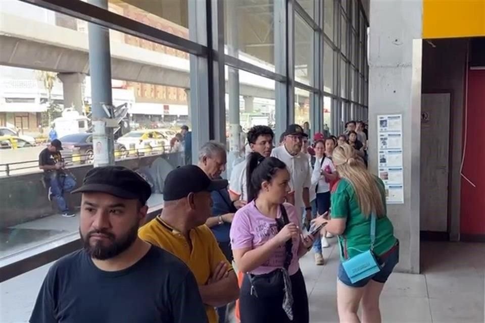 Ahora no hubo filas y sobraron boletas para electores en tránsito, en las 8 casillas especiales. 