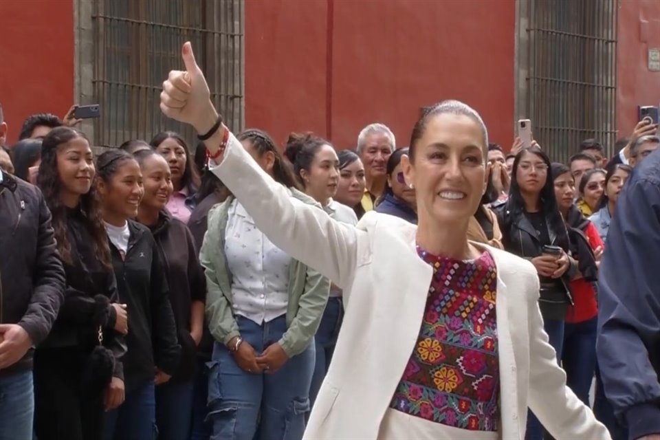 Al votar, la Presidenta gritó: 'Viva la democracia'.