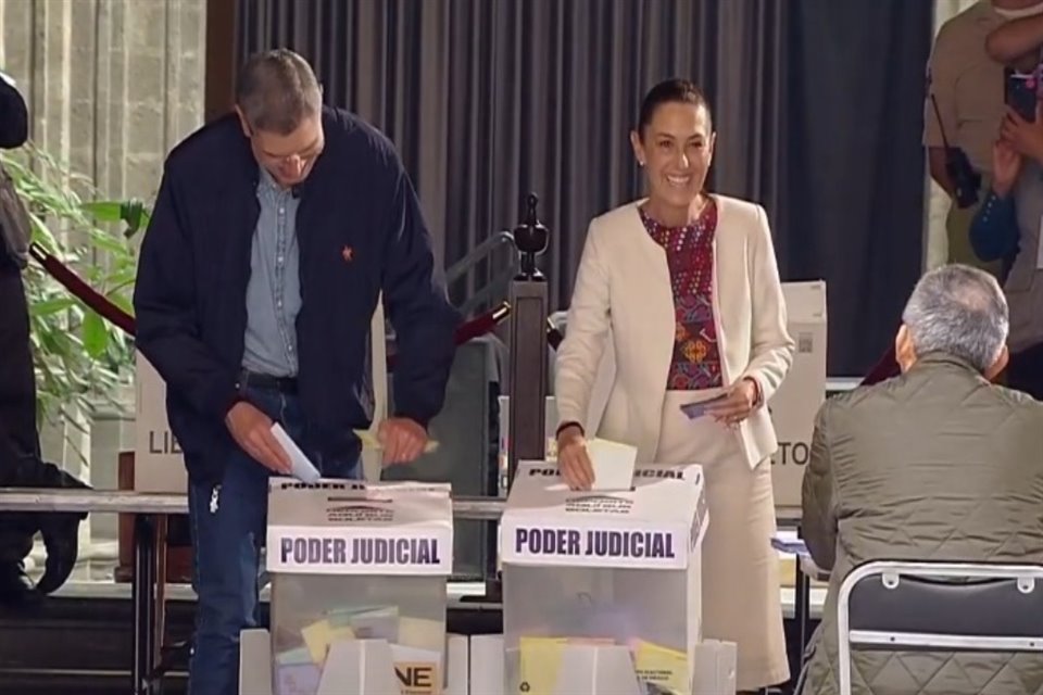 La Presidenta y su esposo votaron en una casilla cercana a Palacio Nacional.