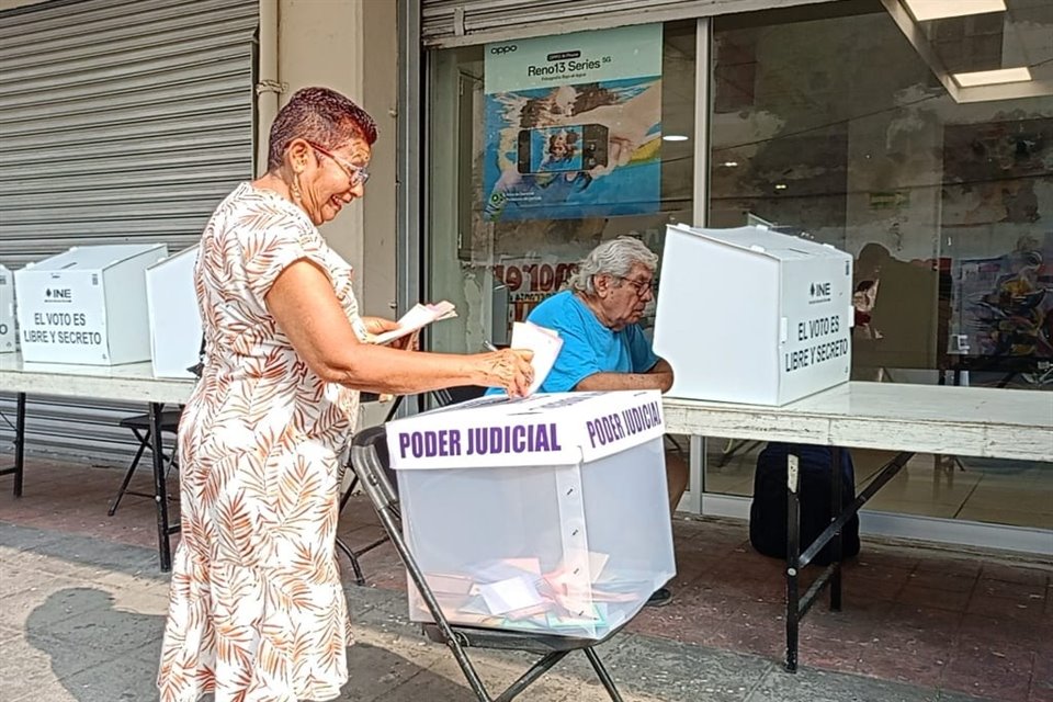 La votación a los integrantes del Poder Judicial llevó a los votantes a permanecer hasta 15 minutos en las mamparas.