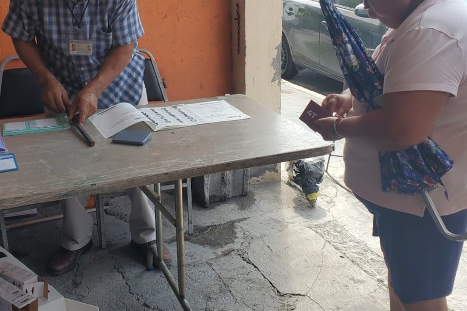 En Monterrey, a una casilla de la Colonia Pablo A. González, llegó una mujer con un acordeón.