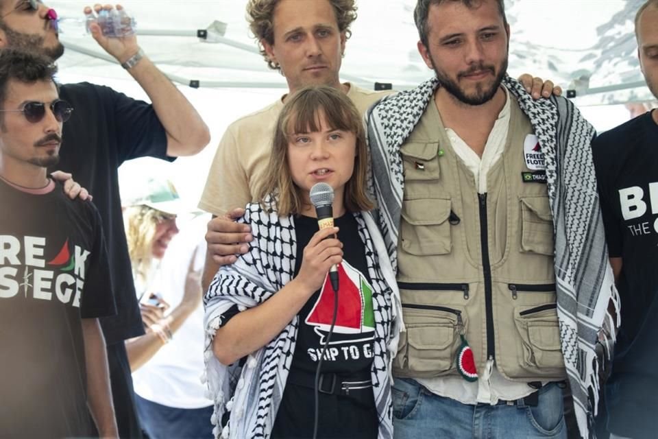 La activista climática Greta Thunberg antes de partir a Gaza, en Catania, Italia.