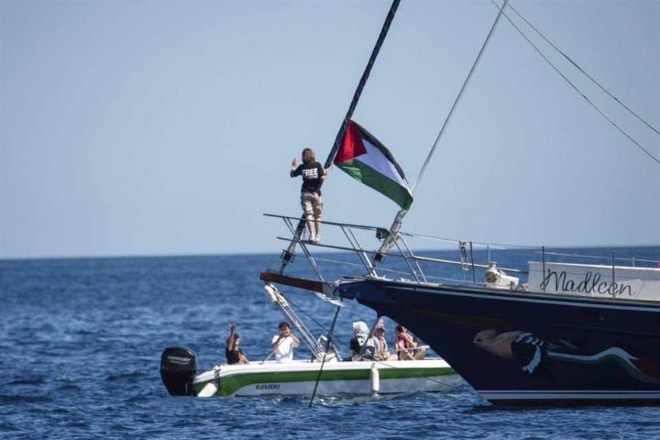 La activista climática Greta Thunberg abordo del Madleen, antes de zarpar a Gaza, el 1 de junio del 2025.