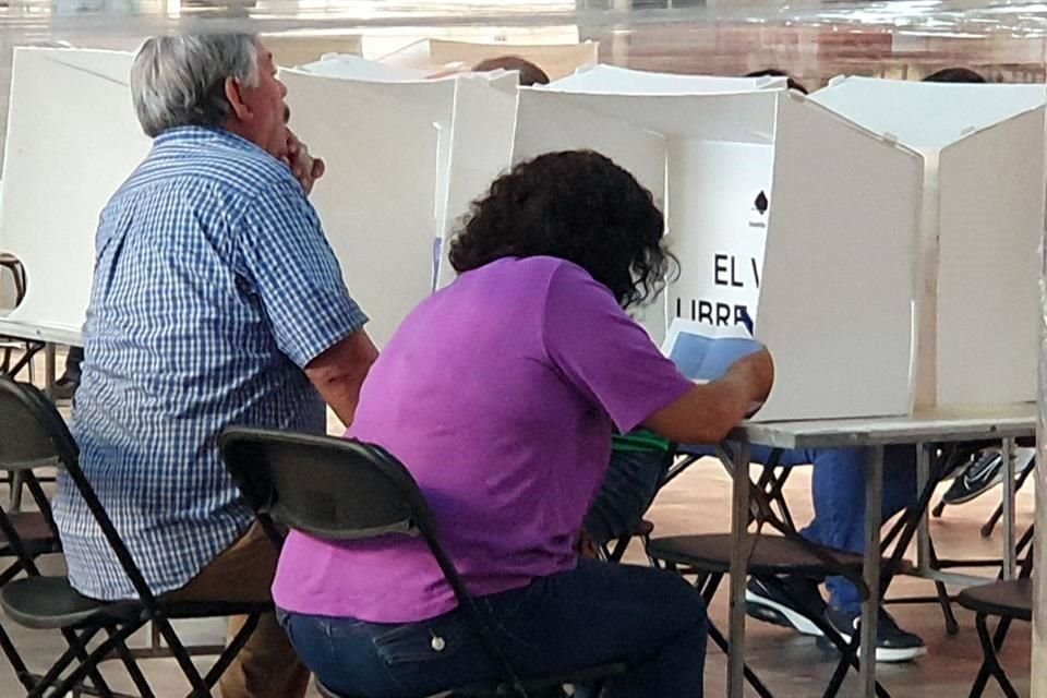 En la casilla contigua 2 de la Sección 2598, en García, una ciudadana sacó un acordeón mientras votaba.