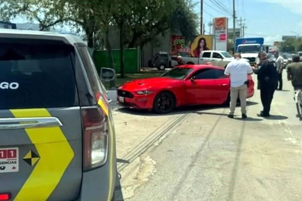 El Mustang fue rodeado por patrullas de Allende y Santiago a la altura de la Presa La Boca, donde fueron detenidos el conductor y su acompañante. 