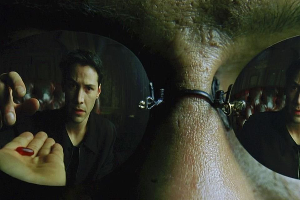 Un menú temático alimenta la experiencia que arranca con la oportunidad de elegir entre una 'pastilla roja' o una 'pastilla azul', como bautizaron a los cócteles creados para la proyección.