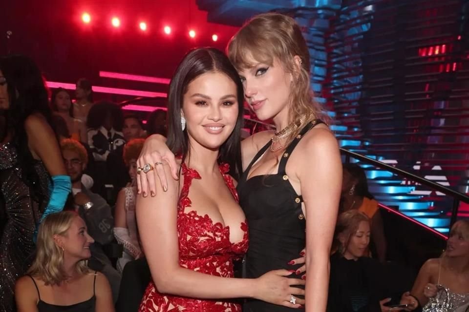 Taylor Swift y Selena Gomez fueron captadas en una noche de chicas, cenando en un exclusivo restaurante de Nueva York, este sábado.
