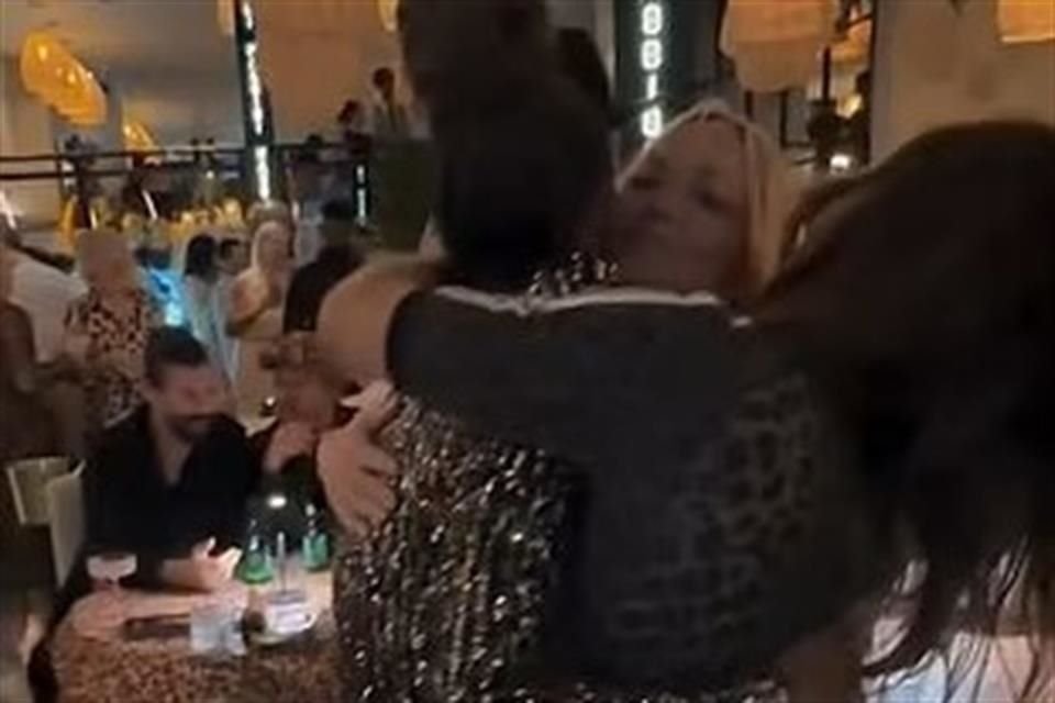 La cantante, actriz y presentadora Mel B tuvo una mini reunión con sus compañeras de las Spice Girls, Mel C y Emma Bunton.