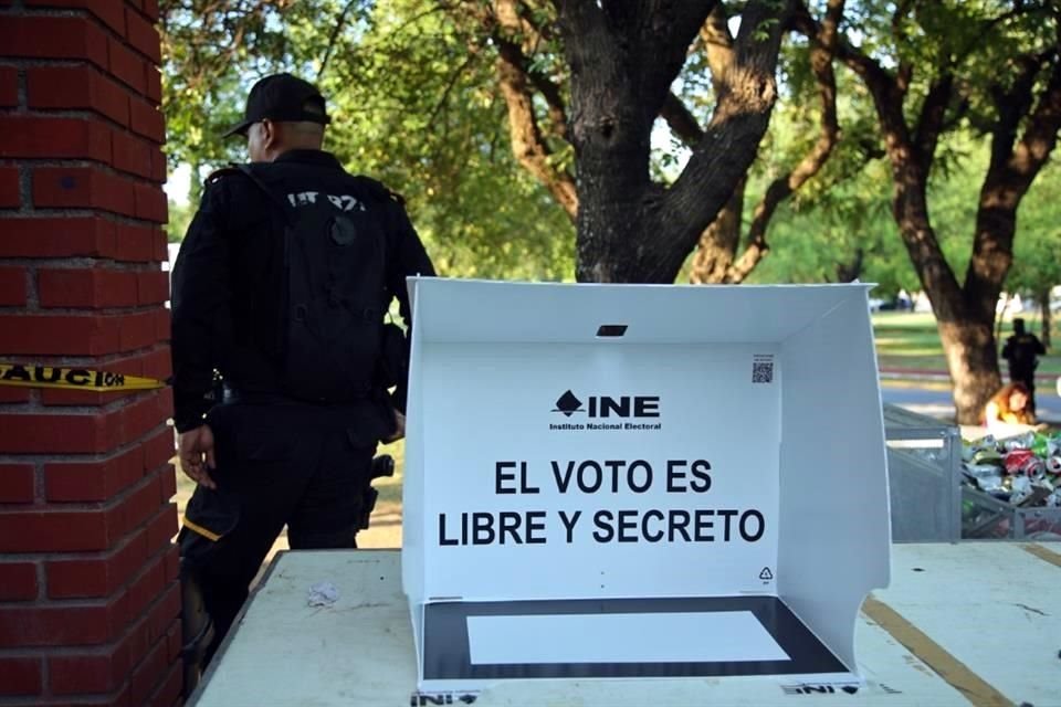 Aunque Samuel García sigue registrado en la lista nominal de la sección 1410, no llegó a la casilla.