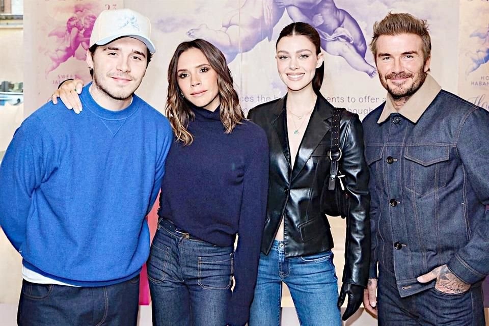 Curiosamente, la pareja decidió no mencionar a los famosos padres de Brooklyn, David y Victoria. 