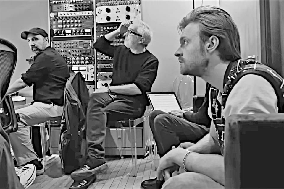 El estadounidense, hermano de la cantante Billie Eilish, fue el compositor de la reciente serie televisiva del mexicano, 'Desprecio'.