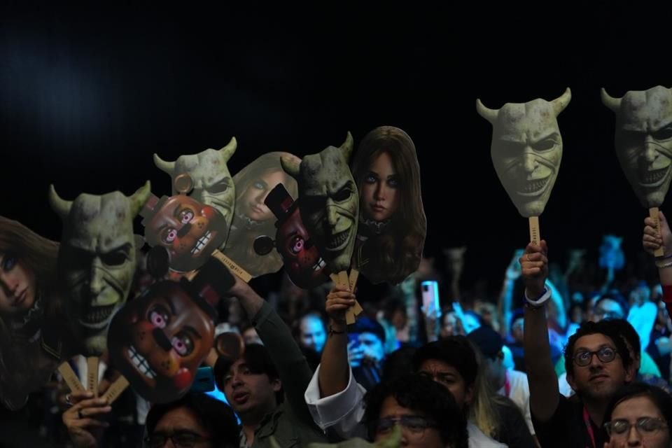 En el panel de Blumhouse se repartieron máscaras de cartón de los personajes del estudio de terror.