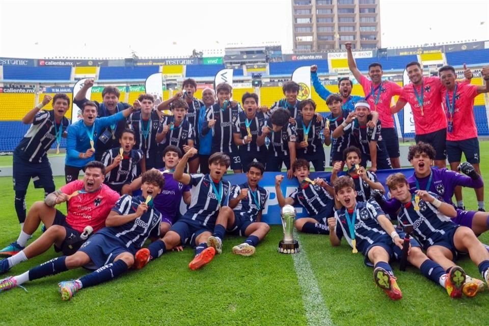 La categoría Sub 15 de Rayados logró el más reciente título para las fuerzas básicas albiazules.