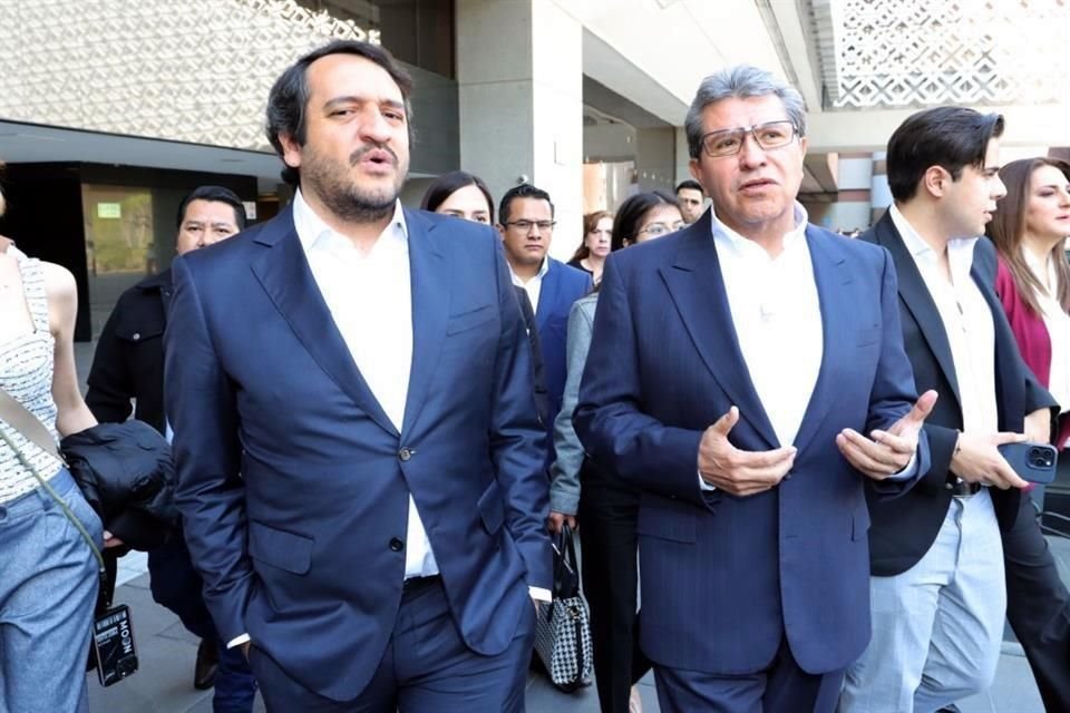 Entre sus funciones está la afiliación de militantes a Morena, tarea que realiza incluso con líderes del partido, entre ellos el Coordinador en San Lázaro, Ricardo Monreal.