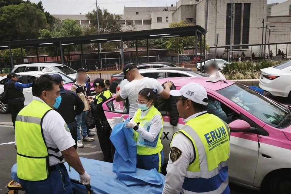 El conductor del taxi pidió ayuda a los policías de Tránsito, quienes dieron los primeros auxilios a la mujer y al bebé.