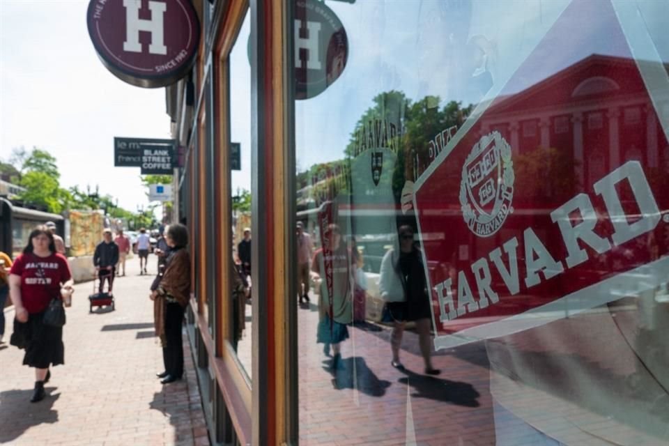 Personas caminan cerca de la Universidad de Harvard, en Cambridge, el 28 de mayo del 2025.