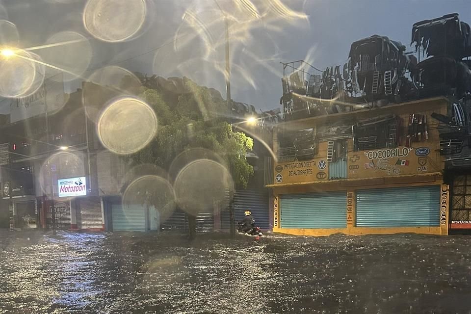 En la Alcaldía Iztapalapa, servicios de emergencia atienden inundaciones.