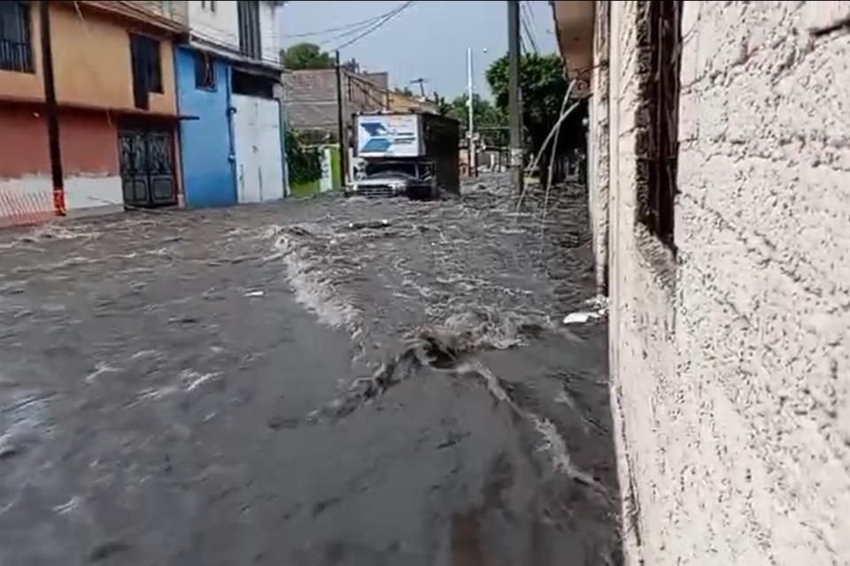 Un camión quedó sumergido por la inundación en la Avenida Ejidos y Jorge Jiménez Cantú, colonia Rústica Xalostoc