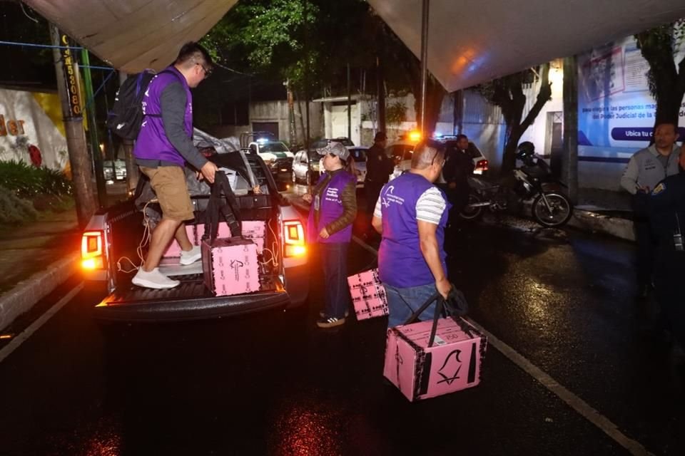 Mientras los capitalinos dormían, en las juntas distritales la actividad era intensa.