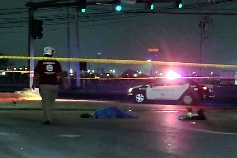 Tras el impacto la moto se incendió, mientras que el conductor quedó sin vida a unos metros, en la Av, Lincoln. 