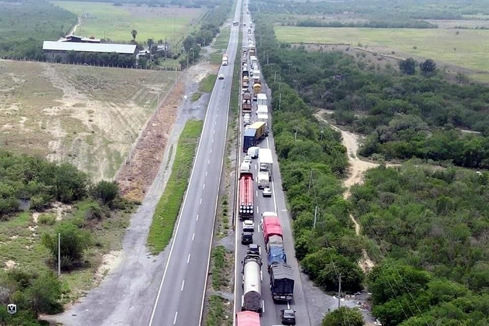 El cierre de la vía originó filas de varios kilómetros de vehículos.