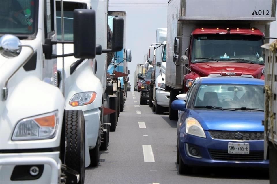 El cierre de la vía originó filas de varios kilómetros de vehículos.