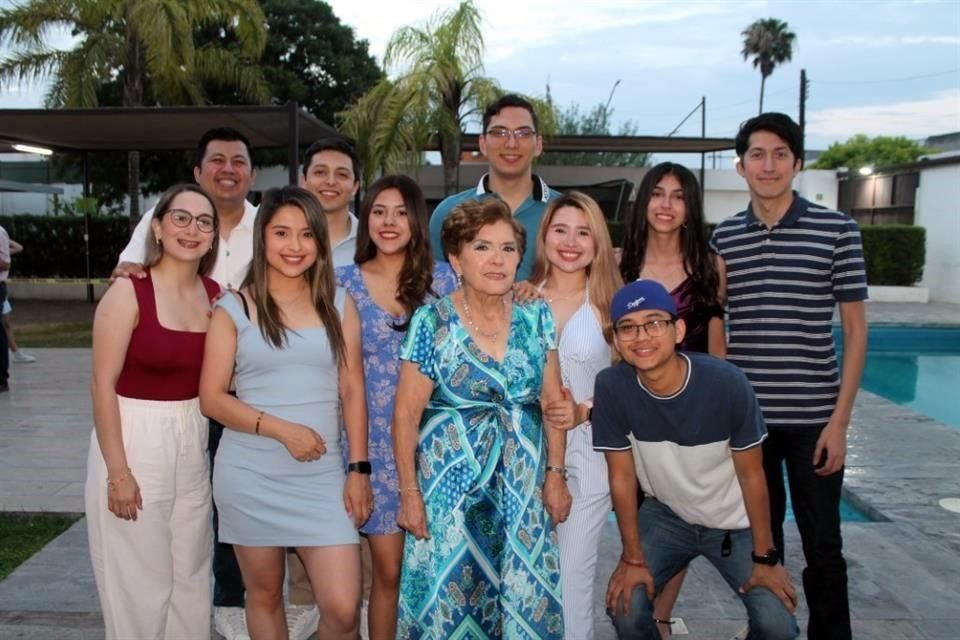 Martha Sandra Cantú Garza con sus nietos