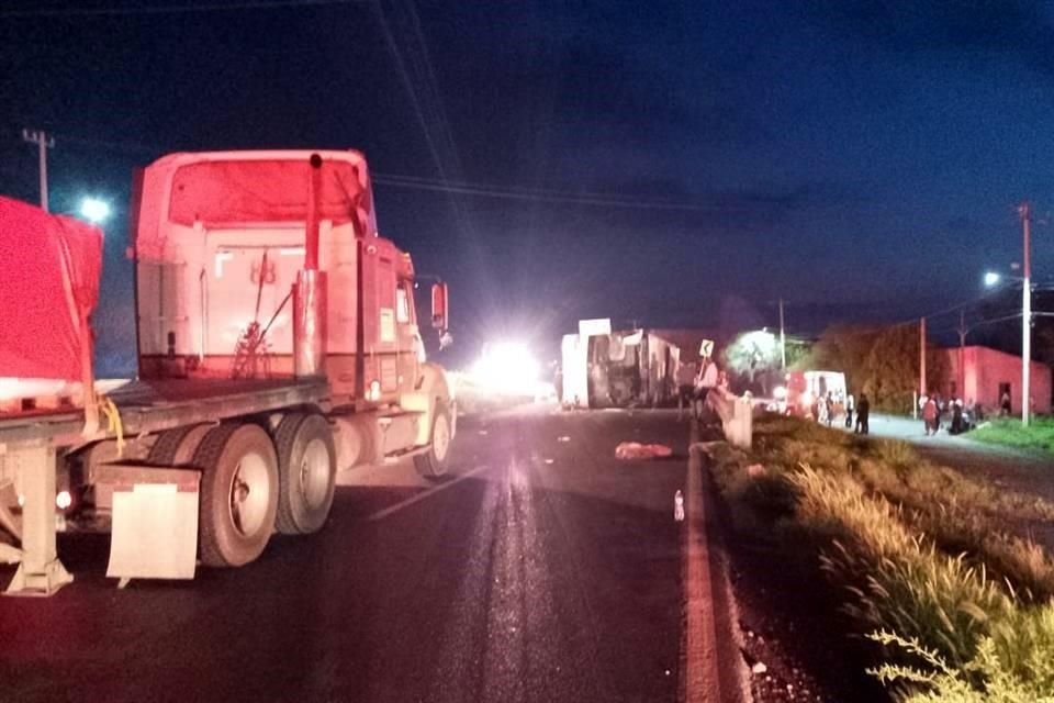 El accidente generó tráfico a la altura del kilómetro 169, en Hualahuises.