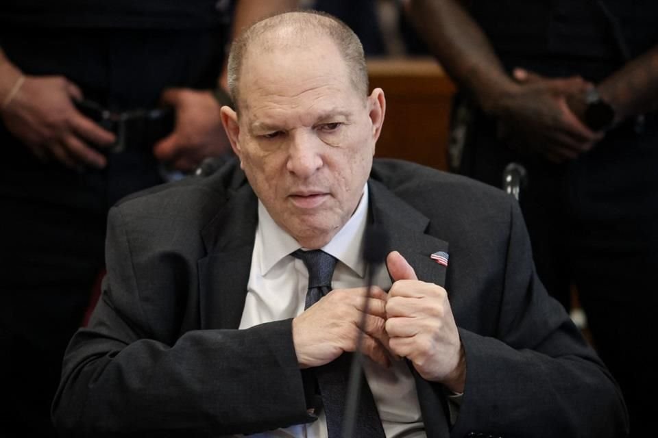 Weinstein, de 73 años, volvió a sentarse en el banquillo después de que un tribunal de apelaciones del estado anuló en 2024 su condena previa de 23 años por cargos similares.