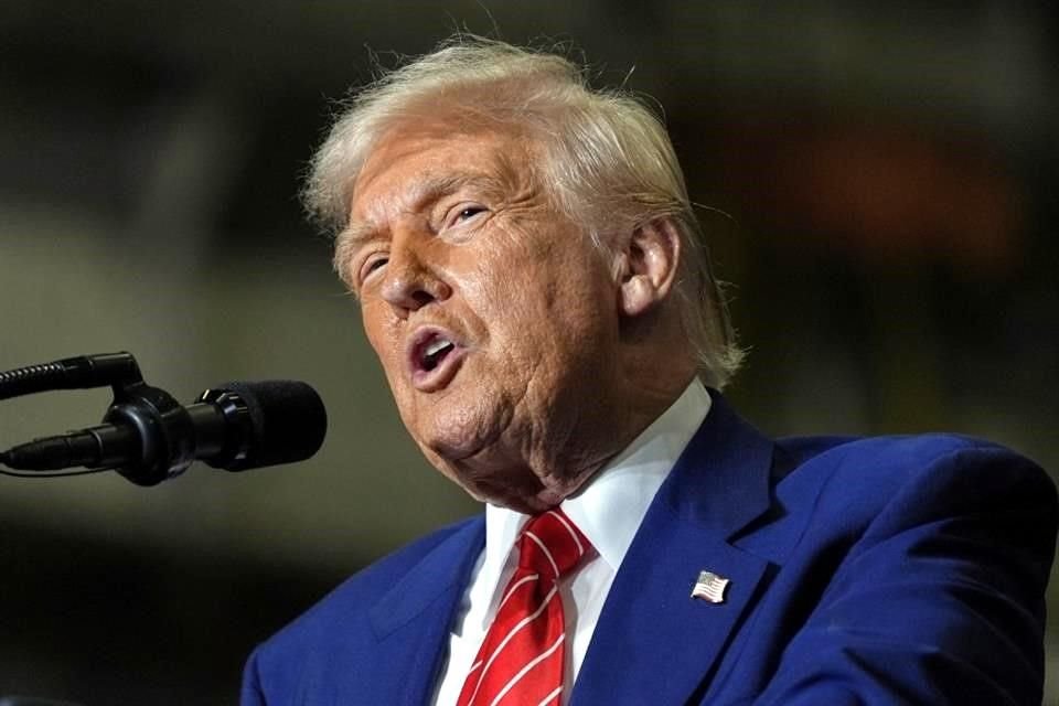 El Presidente Donald Trump firmó un decreto que ordena aranceles del 50 por ciento a acero y aluminio.