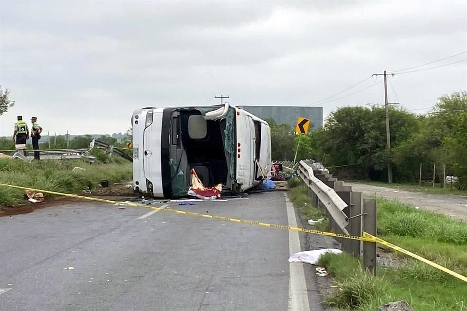 El camión volcó cuando circulaba de norte a sur por la Carretera Nacional.