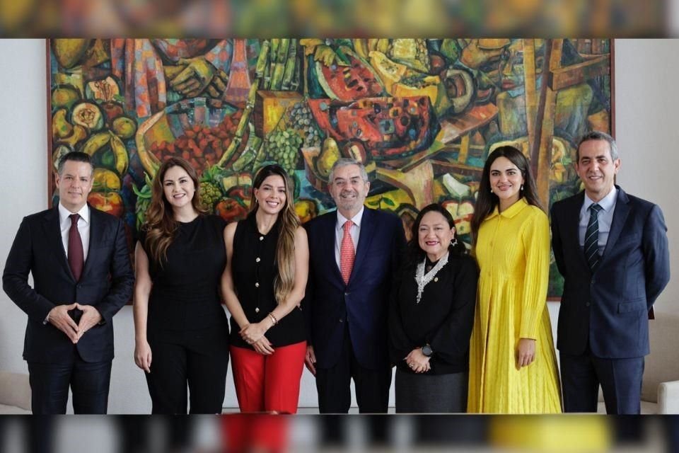 En la reunión estuvieron Andrea Chávez, Karina Ruiz, Geovanna Bañuelos y Ruth González, así como Alejandro Murat, integrantes del grupo plural del Senado.