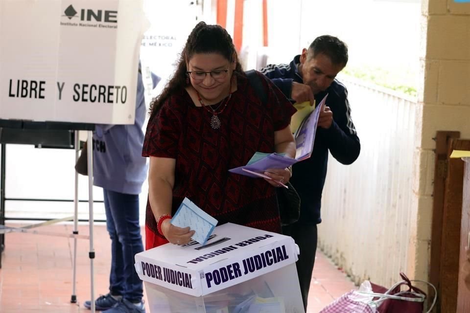 La Ministra Lenia Batres al momento de sufragar el pasado domingo.