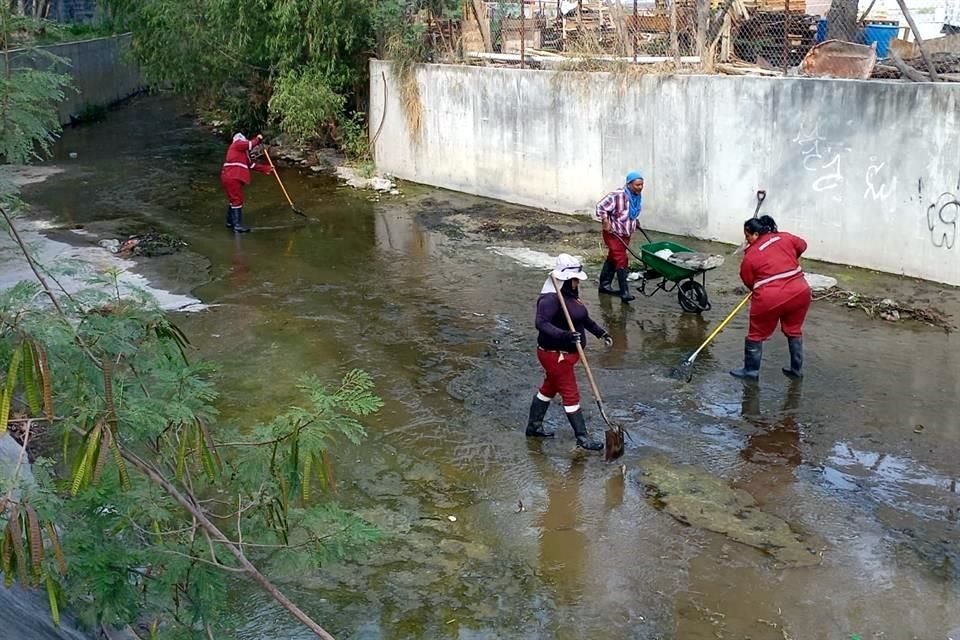 Personal municipal de Escobedo retiró escombro, plásticos, llantas, sillones, trafitambos, entre otros desechos. 