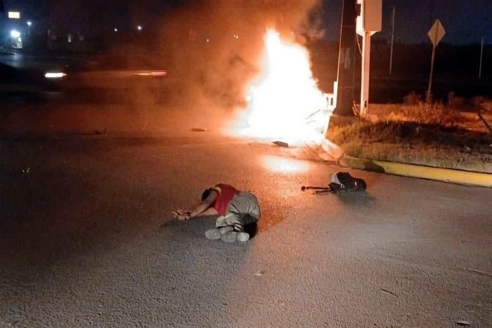 Tras el impacto la moto se incendió, mientras que el conductor quedó sin vida a unos metros, en la Av, Lincoln. 