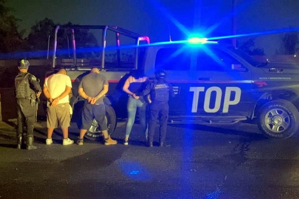  Tras la persecución y un par de choques, los dos hombres y la mujer fueron detenidos en el Libramiento Noroeste.
