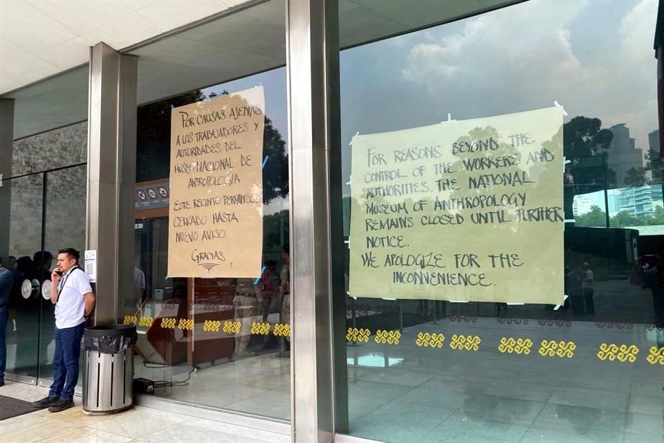Un par de letreros en español e inglés advierten al público que el Museo Nacional de Antropología está cerrado 'por causas ajenas a los trabajadores y autoridades'.