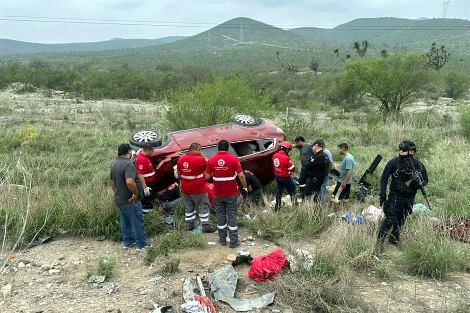 El choque frontal dejó a 12 personas lesionadas que fueron atendidas en el lugar del accidente.