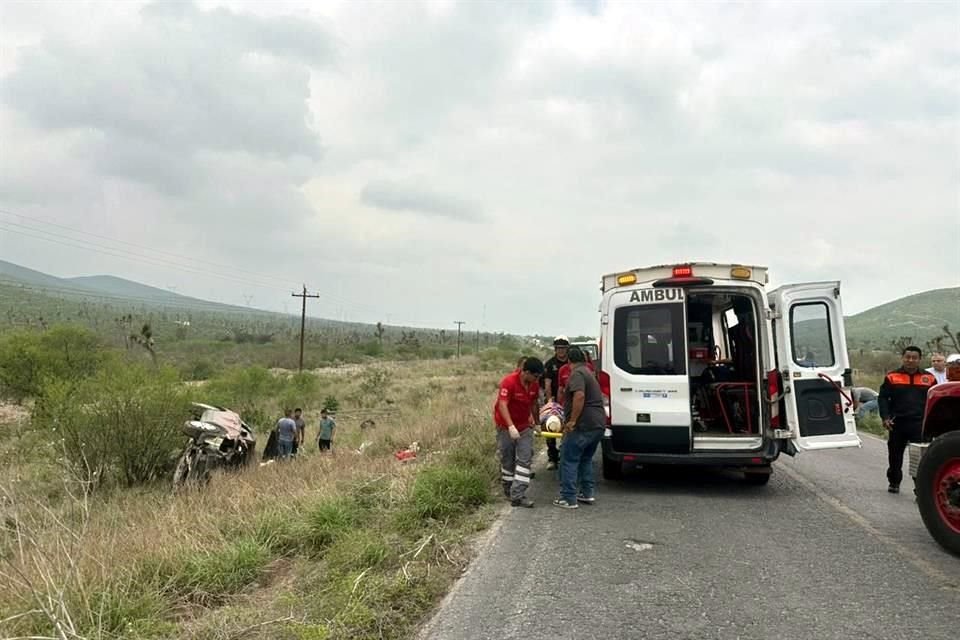 El choque frontal dejó a 12 personas lesionadas que fueron atendidas en el lugar del accidente.