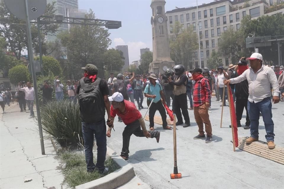Desde el 15 de mayo, integrantes de la CNTE mantienen un paro de labores a nivel nacional y un plantón en el Zócalo.