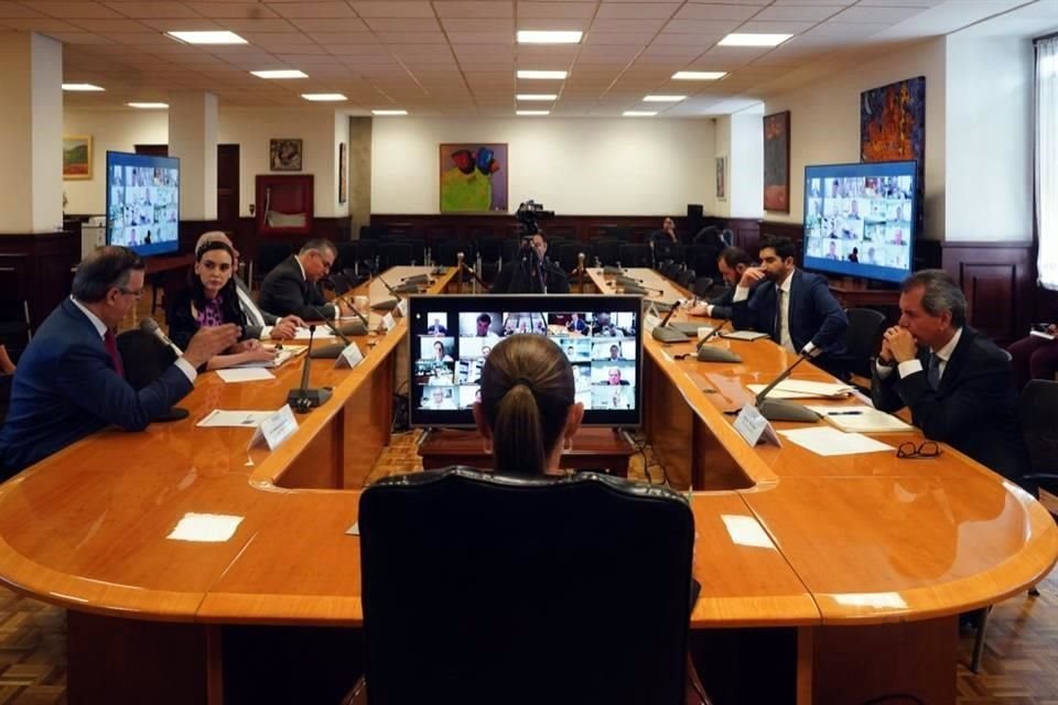 La Presidenta estuvo acompañada por integrantes de su Gabinete como los secretarios de Economía y Hacienda.