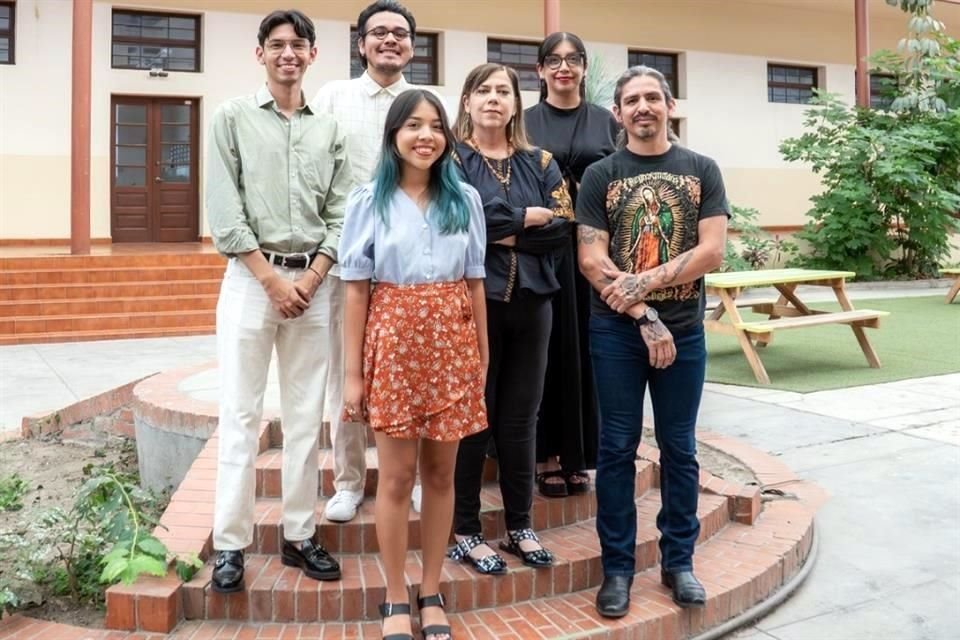 María de Alva (centro) con los nuevos becarios.
