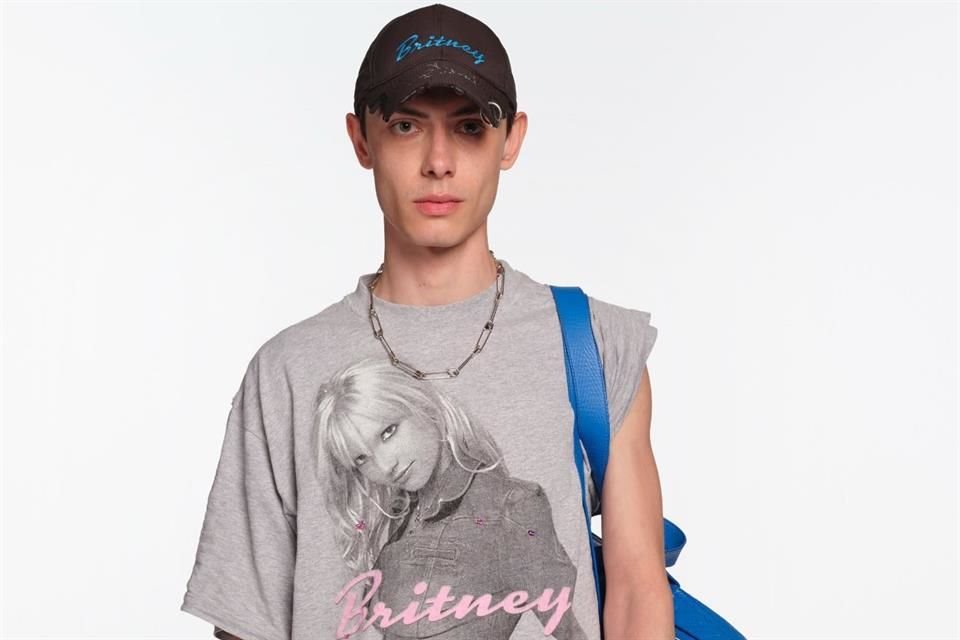 La piezas de Balenciaga incluyen una selección de camisetas, sudaderas con cremallera y gorras, todas con imágenes de archivo clásicas e inéditas de Britney Spears.