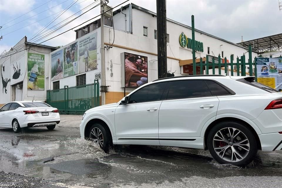 El bache de unos 20 centímetros de profundidad provocó un atorón en la incorporación de V. Carranza a Morones Prieto.