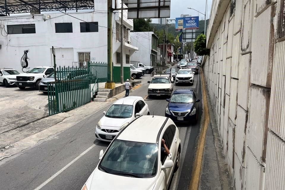 Una fila de vehículos se extendió por unos 400 metros, a la salida del Túnel de la Loma Larga, en Monterrey.