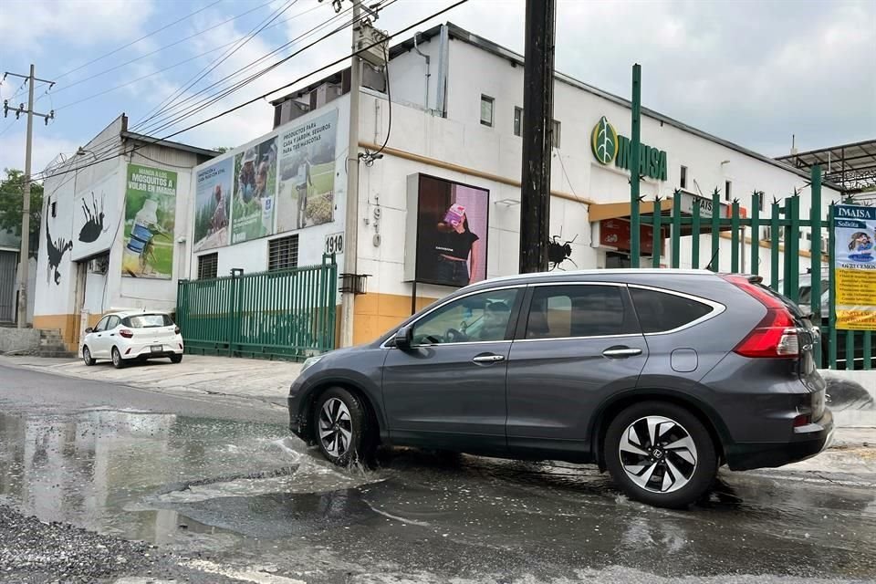 El bache de unos 20 centímetros de profundidad provocó un atorón en la incorporación de V. Carranza a Morones Prieto.