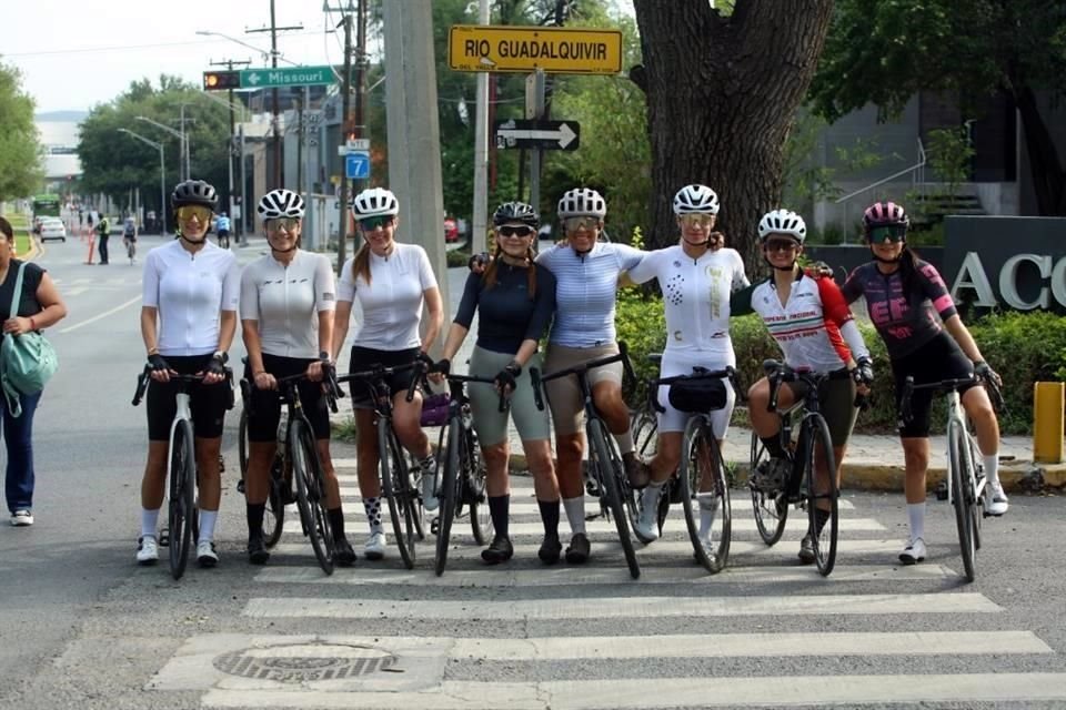 Ale García, Mónica Fuentes, Vero González, Paty Zambrano Yoyo Ibarra, Perla Jiménez, Lili Cantú, Adro Garza y Antonio Velasco