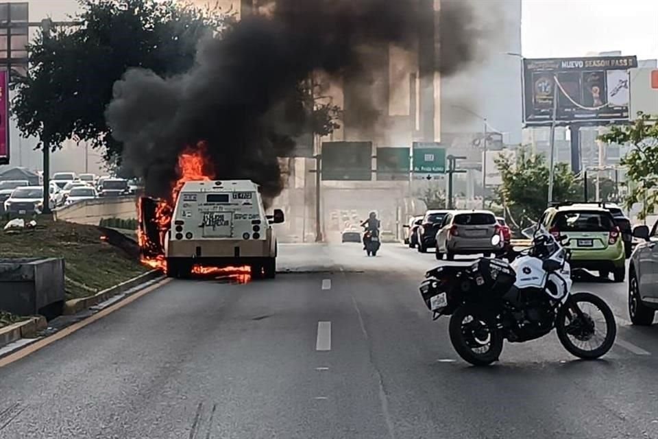 El incendio se registró a las 17:49 horas en el carril de alta velocidad con dirección al poniente de la Avenida Lázaro Cárdenas.