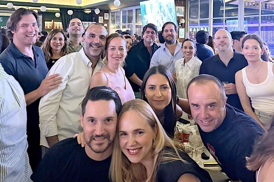 El cumpleañero con algunas amistades.