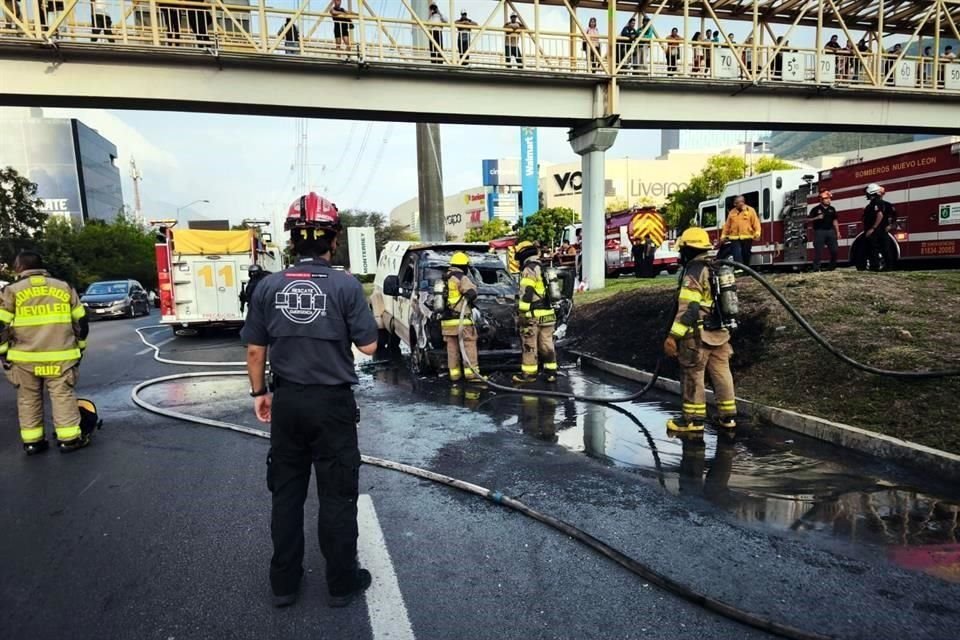 El incendio se registró a las 17:49 horas en el carril de alta velocidad con dirección al poniente de la Avenida Lázaro Cárdenas.